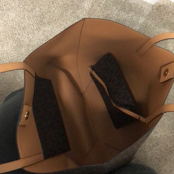 Woman’s Michael kors tote bag - Picture 2 of 3